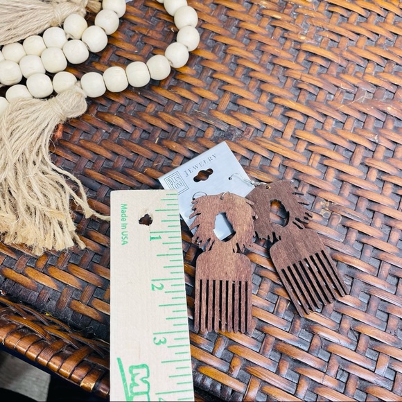 NEW Wood Afrocentric Dread Pick Earrings - Picture 3 of 3